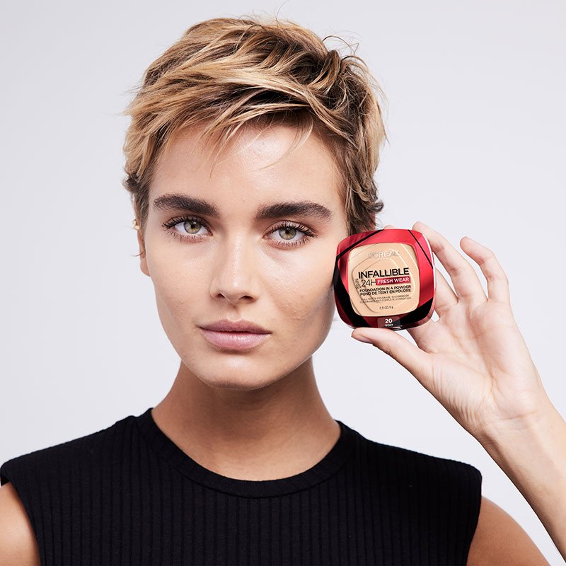 Infallible Foundation In A Powder 4 Model